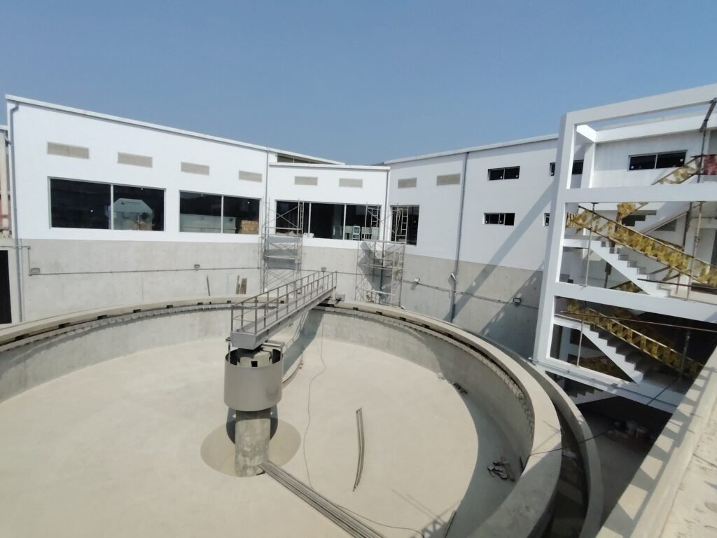 Sedimentador circular de una planta de tratamiento de agua