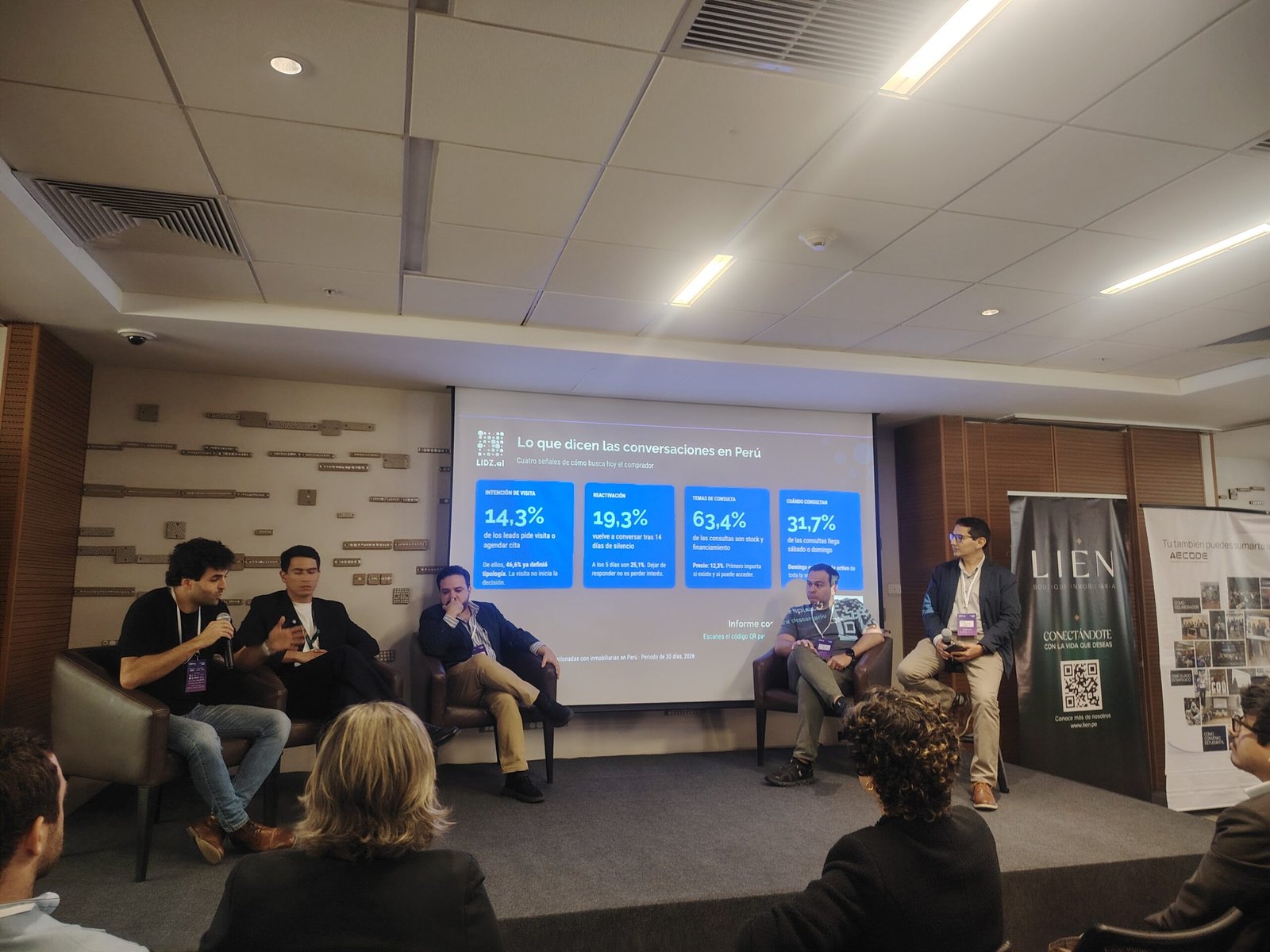 Panel de conversación sobre innovación inmobiliaria en Real Estate Innovation Lima