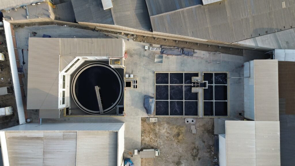 Vista aérea de los tanques de una planta de tratamiento de agua