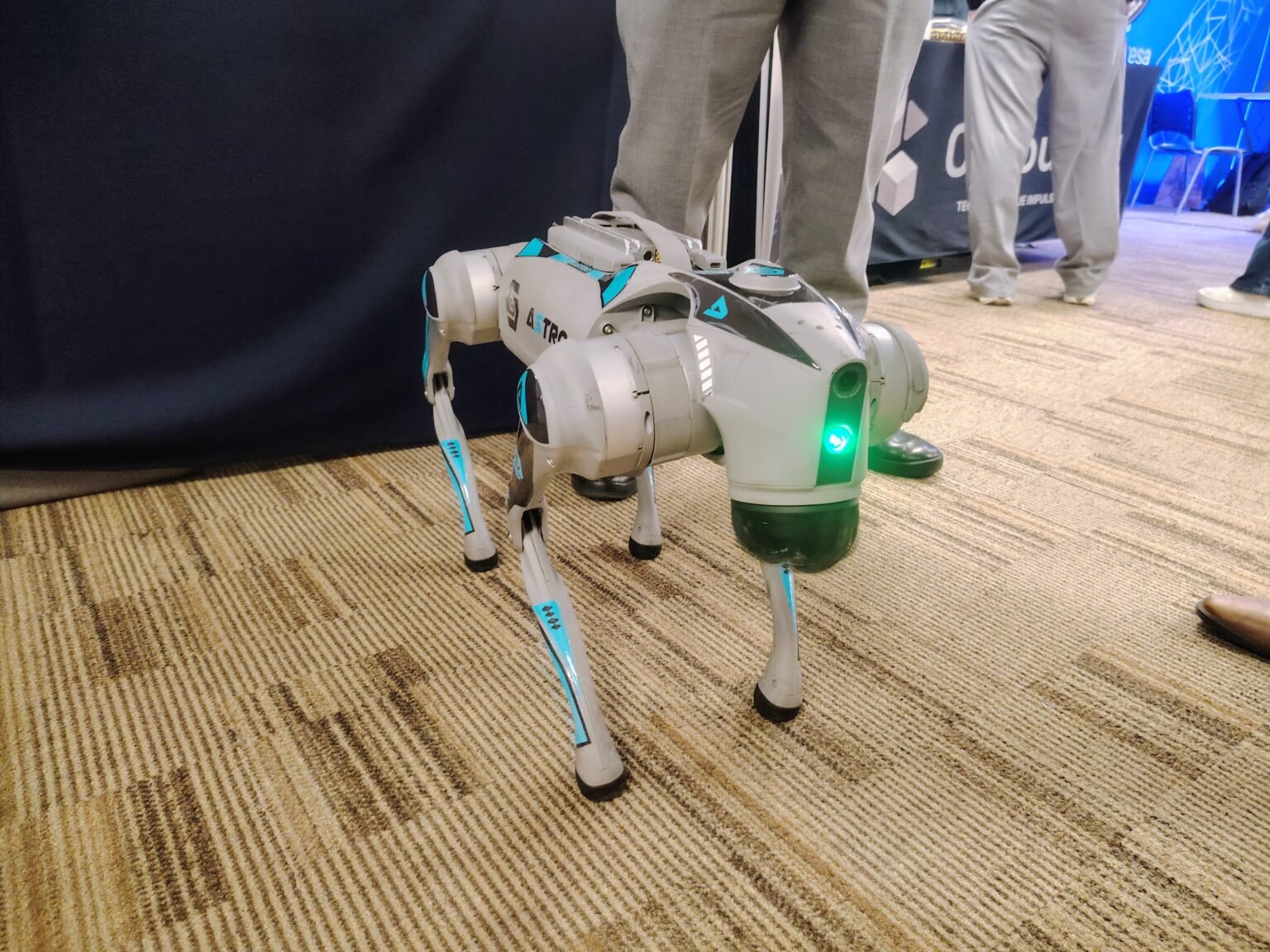 Robot cuadrúpedo exhibido en el congreso IA TEC de la Cámara de Comercio de Lima
