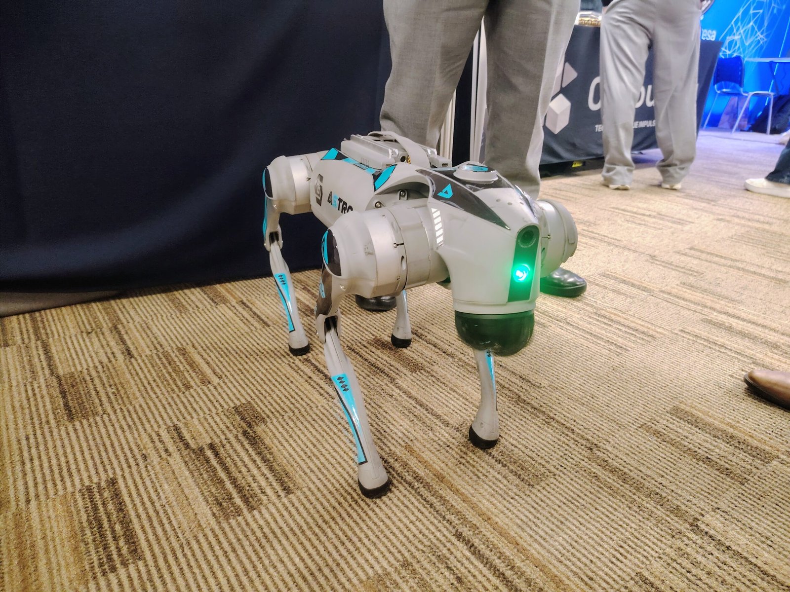 Robot cuadrúpedo exhibido en el congreso IA TEC de la Cámara de Comercio de Lima