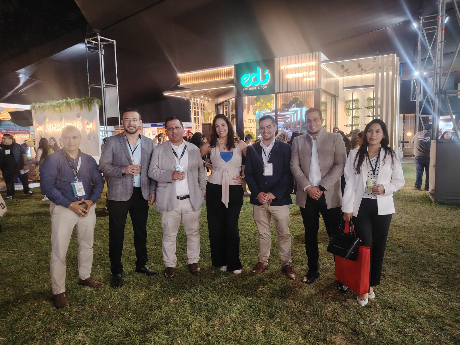 Grupo de asistentes en EXPODECO 2026
