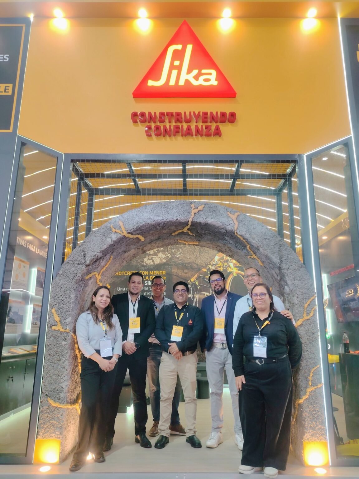 En el stand de Sika, un arco reproduce el sostenimiento con shotcrete de una labor subterránea.