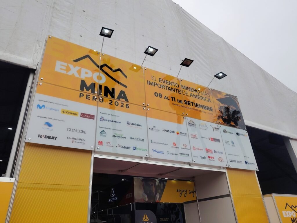 Ingreso a EXPOMINA PERÚ 2026 con el panel de empresas auspiciadoras, Centro de Exposiciones Jockey, Lima